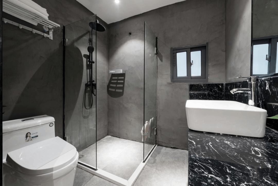 洗澡时突然爆炸，女子手筋断裂，多处缝针……家里有它快自查