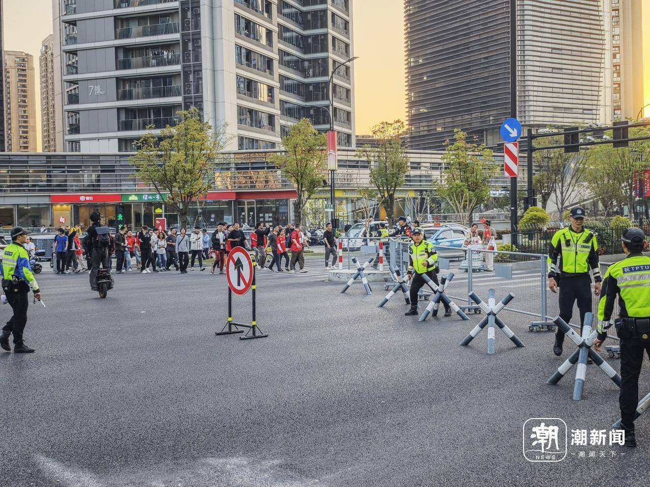 足球之夜杭州7万人疏散，一个普通交警在“大莲花”的13个小时