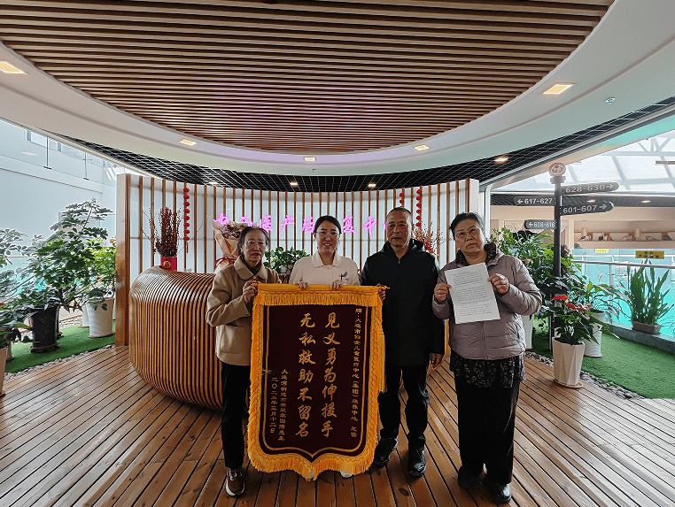 事发大连，一对夫妻开车时看到一位老人躺在地上……越想越不对劲