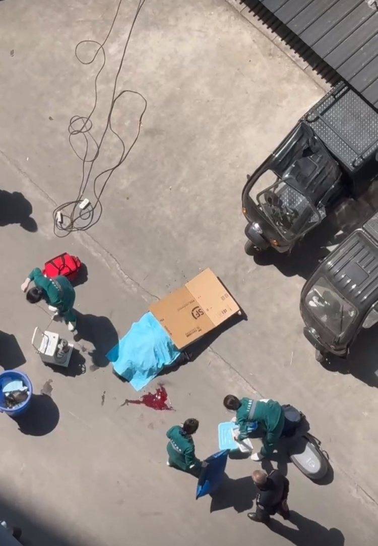 四川巴中一小区高空抛物砸死快递员？警方:已控制肇事者