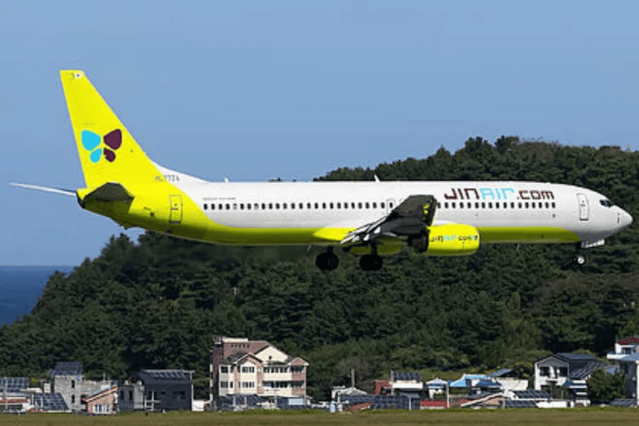 韩国一机长疑把“R”错听成“L” 降错跑道，致两架飞机险些相撞，塔台：为准航空事故