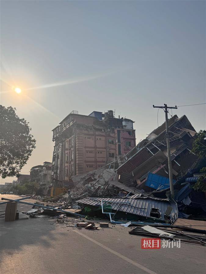 三名中国人在曼德勒所住宾馆垮塌:一人从6楼掉下失联,另一人在废墟中被安全挖出