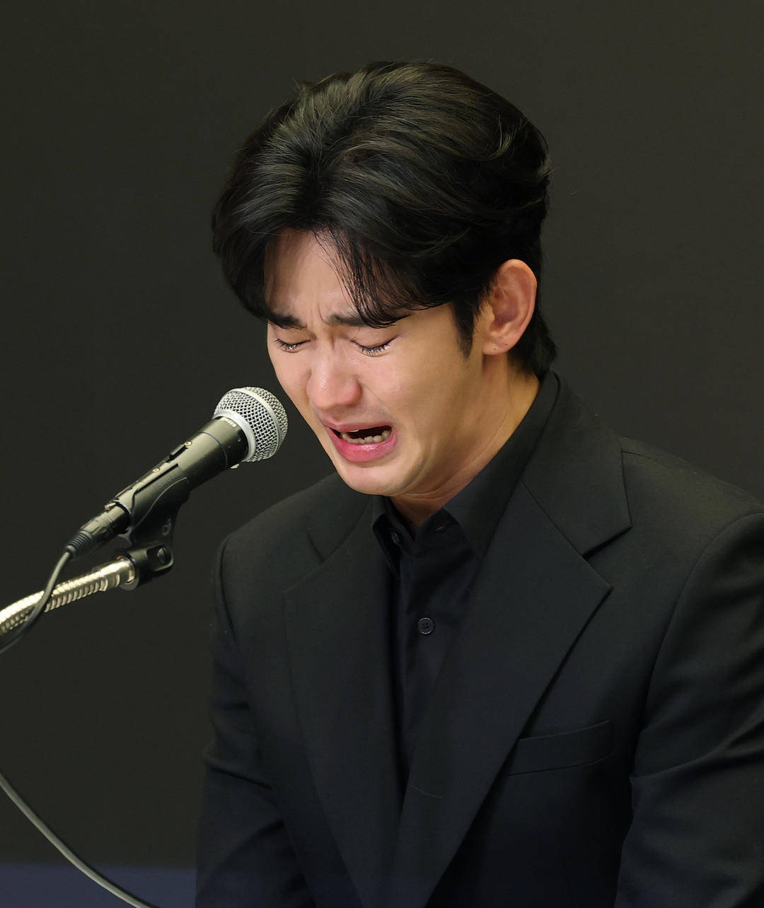 金秀贤为何在记者会上多次喝水，网友请DeepSeek解读