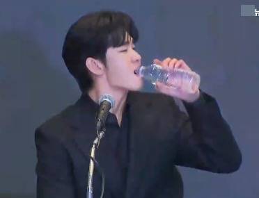 金秀贤为何在记者会上多次喝水，网友请DeepSeek解读