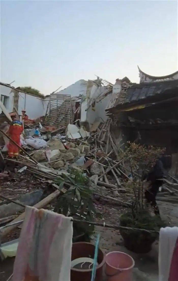 福建一民宅倒塌7人被埋,亲历者:房龄已超60年