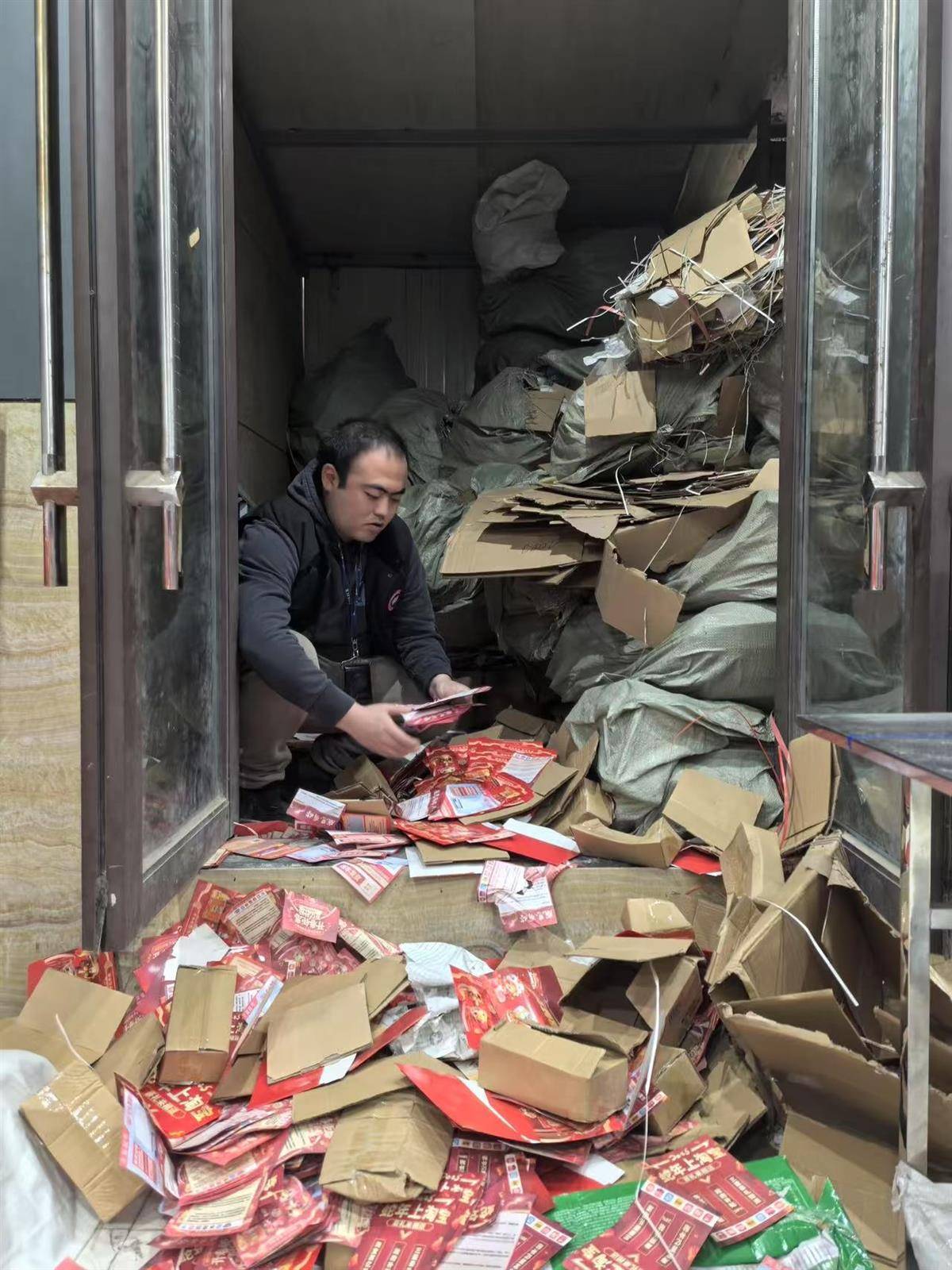 他发出的81万件快递全是电诈卡片!武汉江岸警方破获特大诈骗案