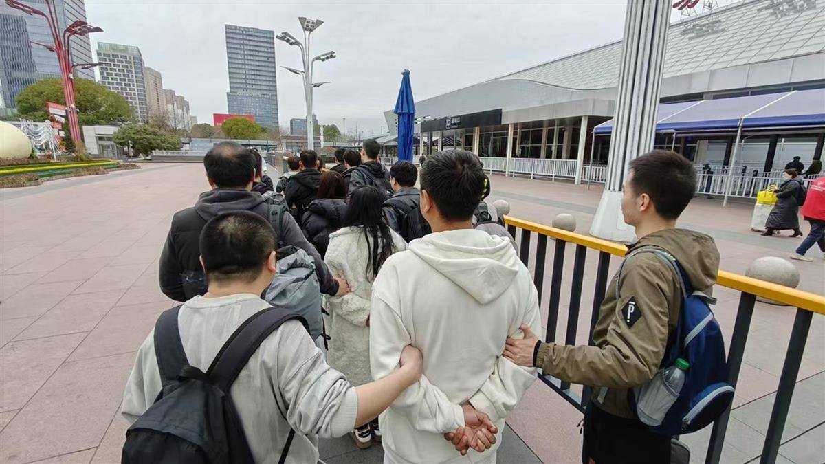 他发出的81万件快递全是电诈卡片!武汉江岸警方破获特大诈骗案