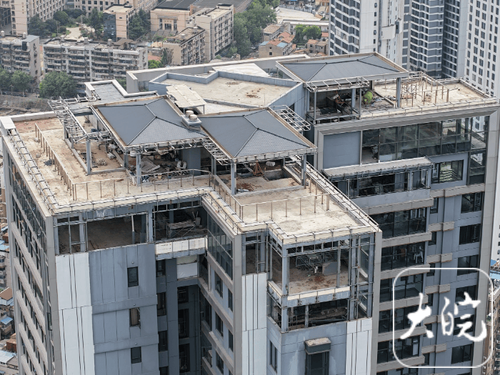 武汉长江边一54层住宅楼顶出现“楼上楼” 部门回应:已立案调查违建情况