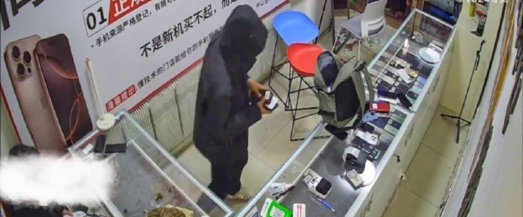 4名少年偷手机89部还发视频炫耀，店主：贼抓了又放，手机向谁要