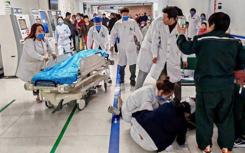 男子候诊时突发心脏骤停，放射科护士紧急抢救帮助脱险