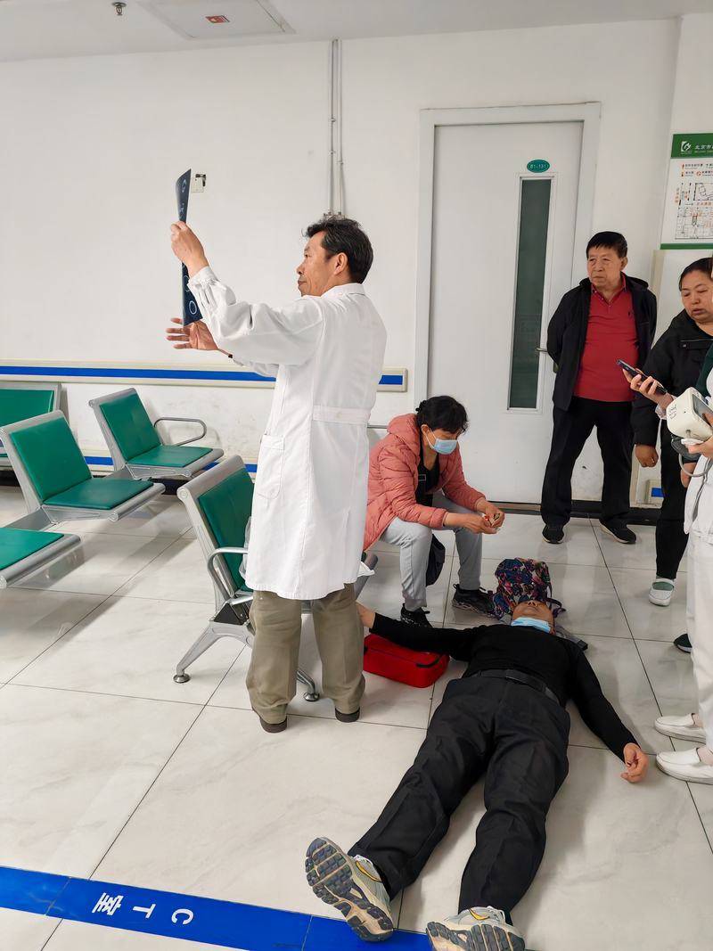 男子候诊时突发心脏骤停，放射科护士紧急抢救帮助脱险