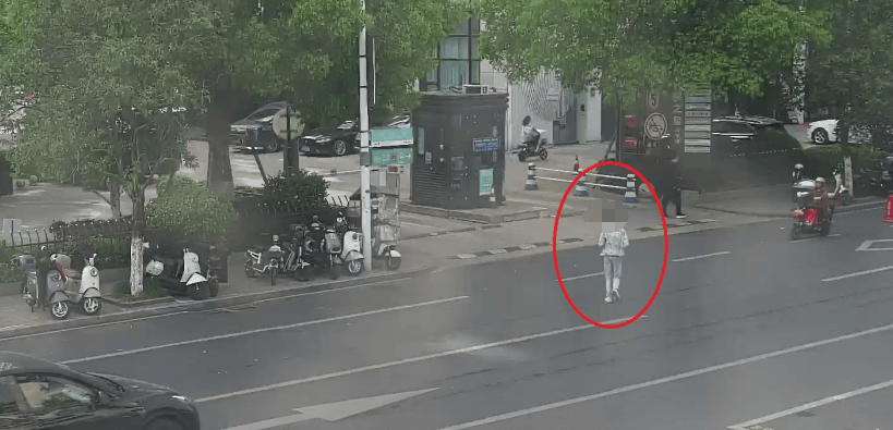 杭州大爷理发金项链不翼而飞，金属探测器都用上了，谁偷的？