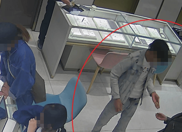 杭州大爷理发金项链不翼而飞，金属探测器都用上了，谁偷的？