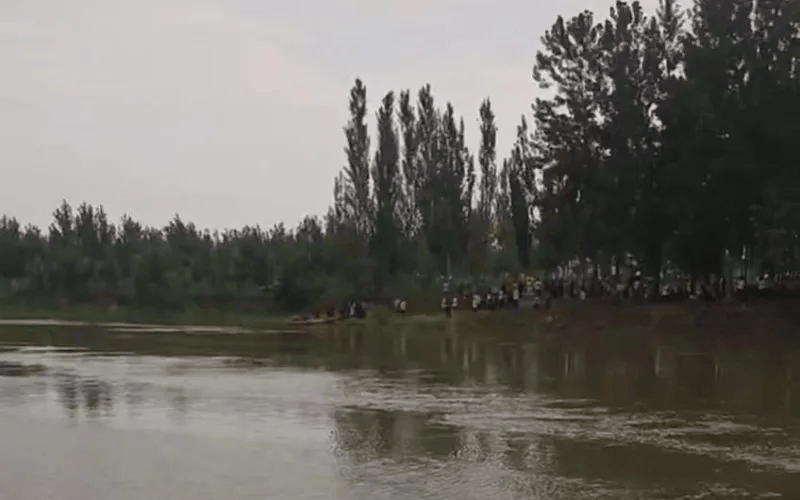 官方确认：男子遗体被发现，脚上绑有哑铃