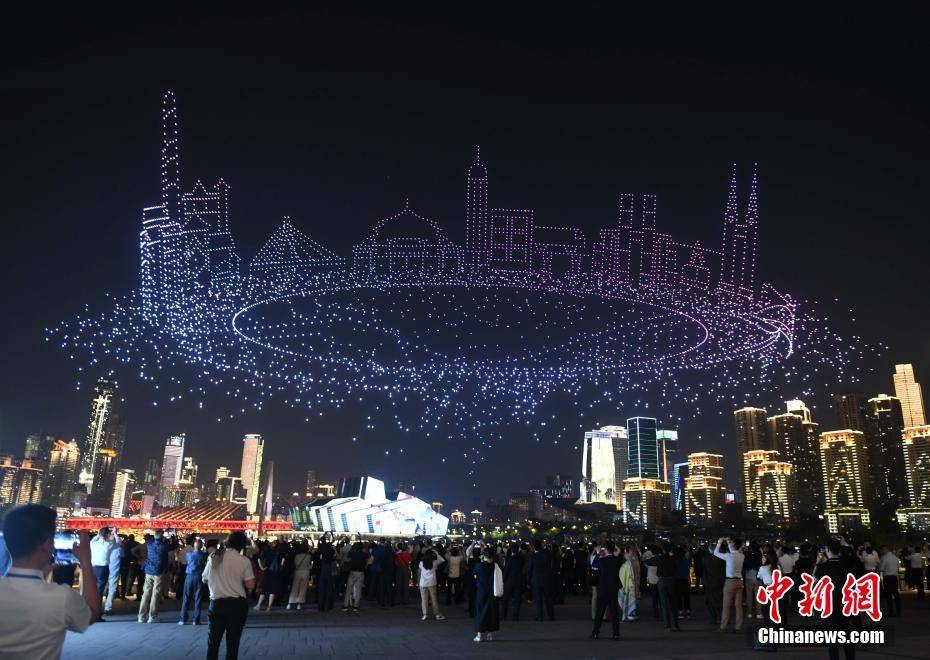 50多个国家的200多名外宾在重庆欣赏无人机灯光秀