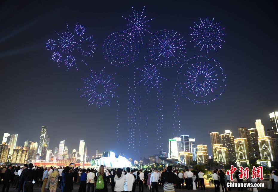 50多个国家的200多名外宾在重庆欣赏无人机灯光秀