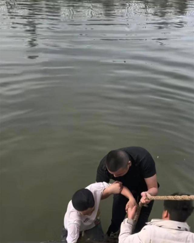 河南西华县两男孩在景区外钓鱼落水，游客下水救人，景区：终生免票