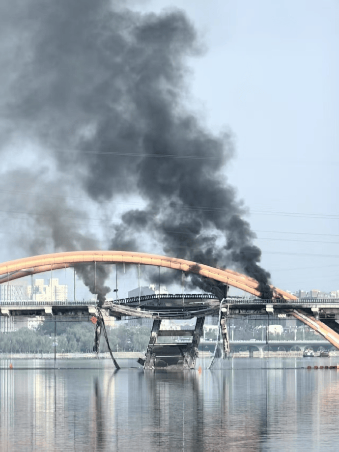 北京顺义潮白河大桥发生火情并部分坍塌，官方回应