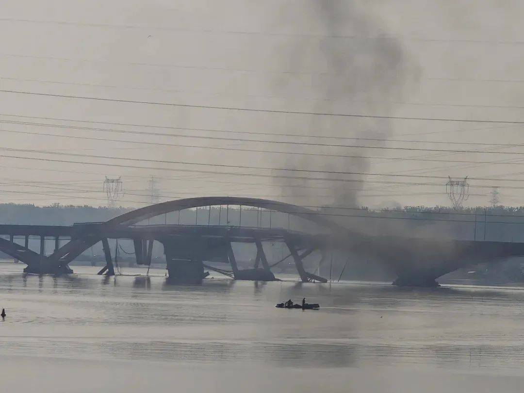 北京潮白河大桥部分路段起火坍塌，官方：原因正调查