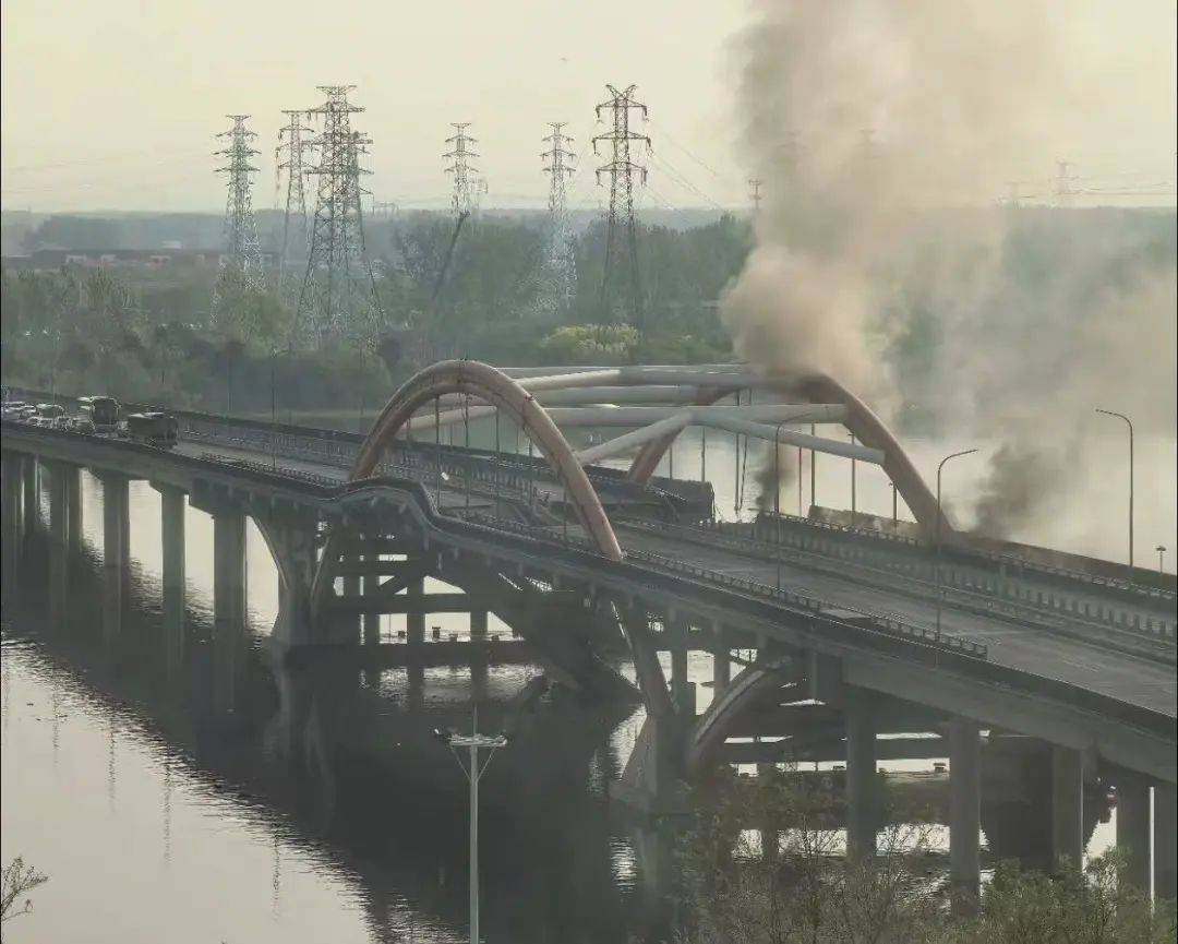 北京潮白河大桥部分路段起火坍塌，官方：原因正调查