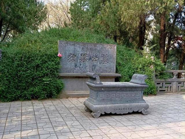 洛阳白马寺存争议的狄仁杰墓挂牌，当地回应：确认就是狄仁杰墓