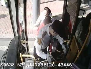 “您和孩子先上车,车子我来搬! ” 青岛公交司机亲情化服务获点赞