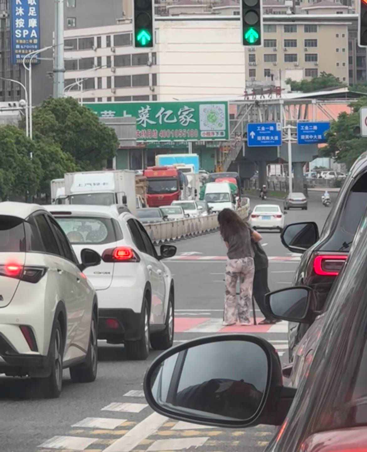赣州女司机下车搀扶老人过马路，所有车辆等候4分钟，目击者：静静等待，没人按喇叭