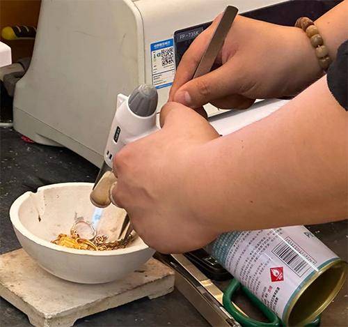 “先上车、被套住、再研究”,年轻人喜欢加入各种买金群