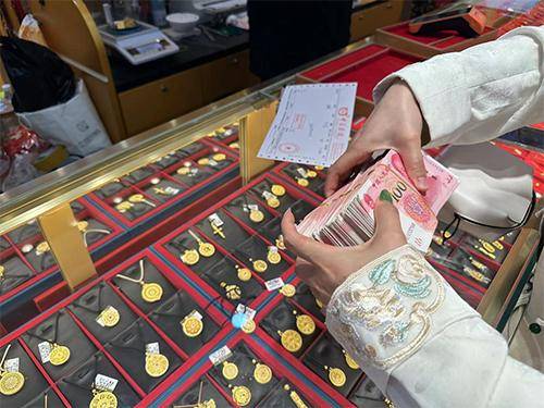 “先上车、被套住、再研究”,年轻人喜欢加入各种买金群