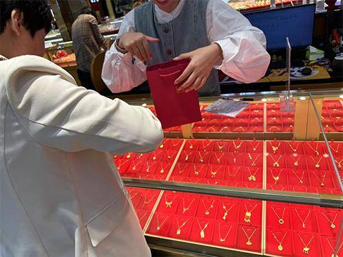 “先上车、被套住、再研究”,年轻人喜欢加入各种买金群