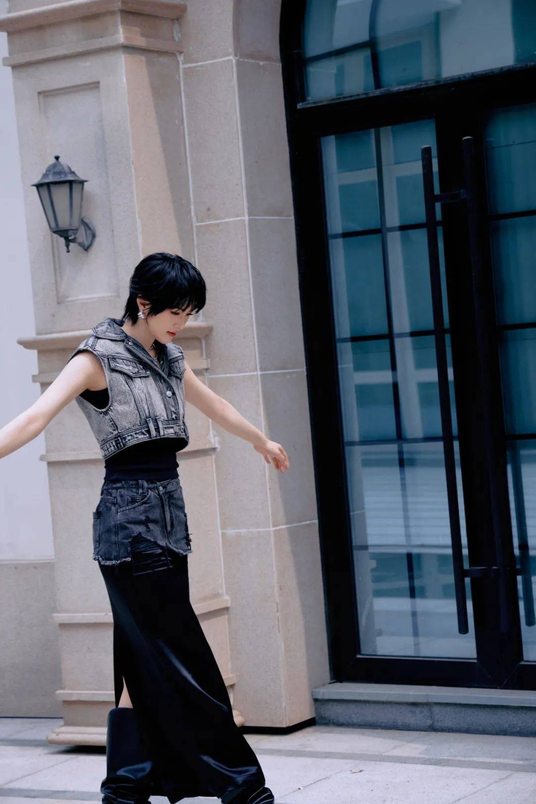 姚安娜现身上海车展华为智驾展台，被夸身材高挑气质出众，合影不站C位