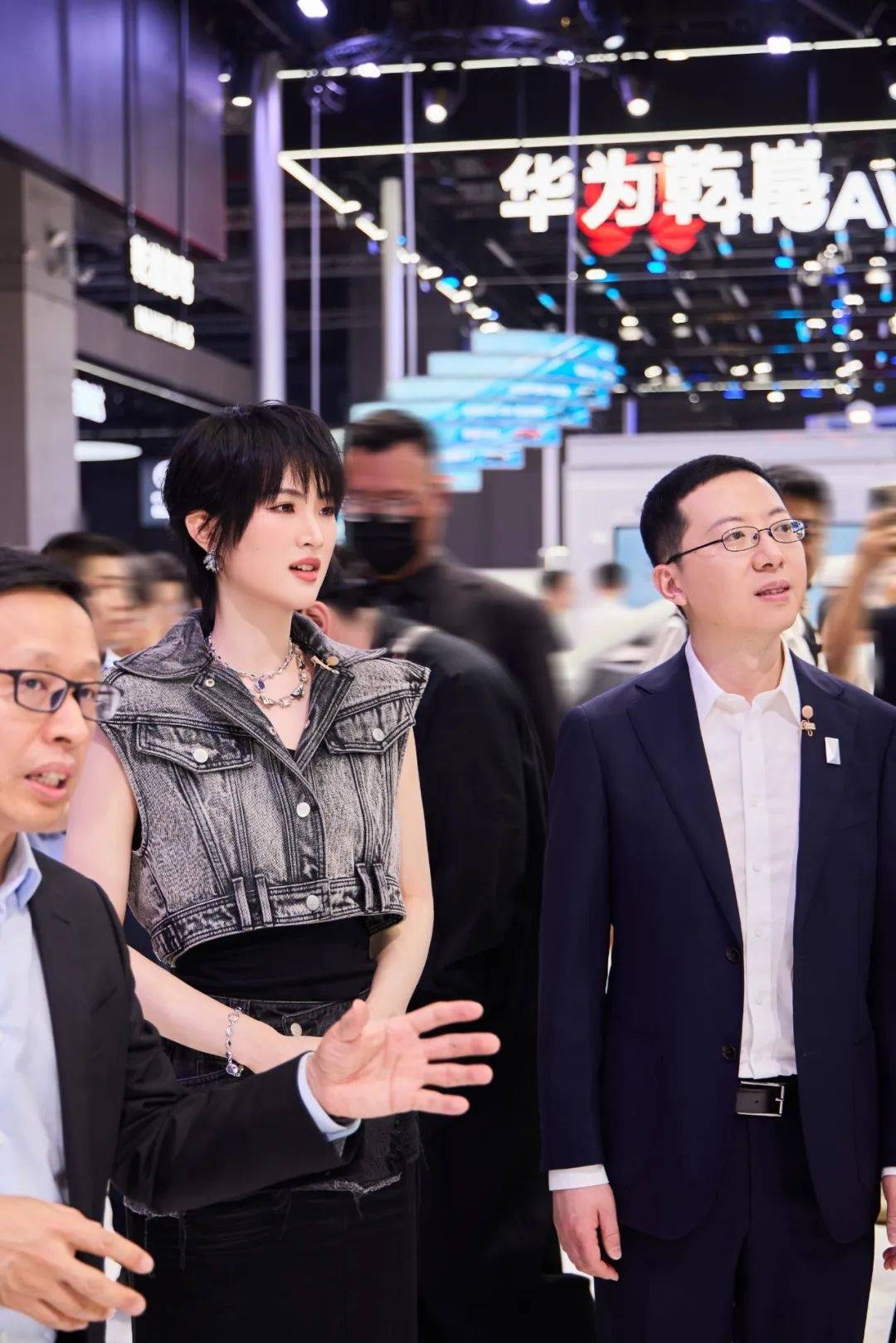 姚安娜现身上海车展华为智驾展台，被夸身材高挑气质出众，合影不站C位