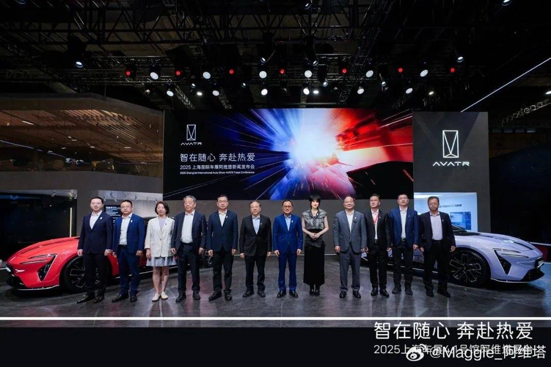 姚安娜现身上海车展华为智驾展台，被夸身材高挑气质出众，合影不站C位