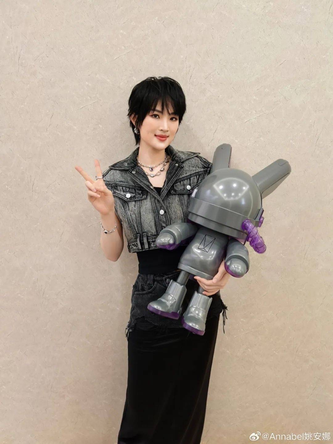 姚安娜现身上海车展华为智驾展台，被夸身材高挑气质出众，合影不站C位