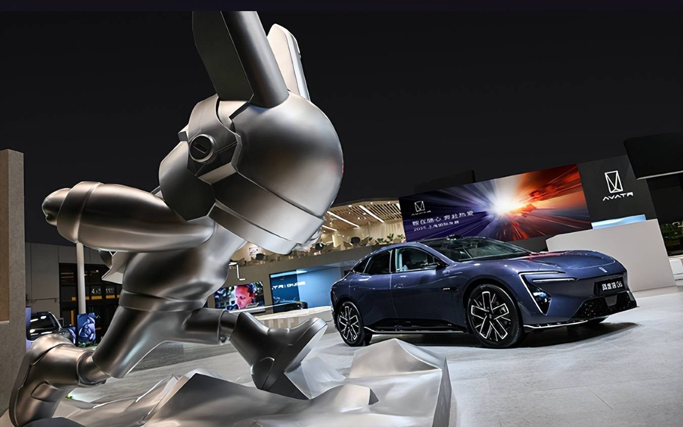 姚安娜现身上海车展华为智驾展台，被夸身材高挑气质出众，合影不站C位