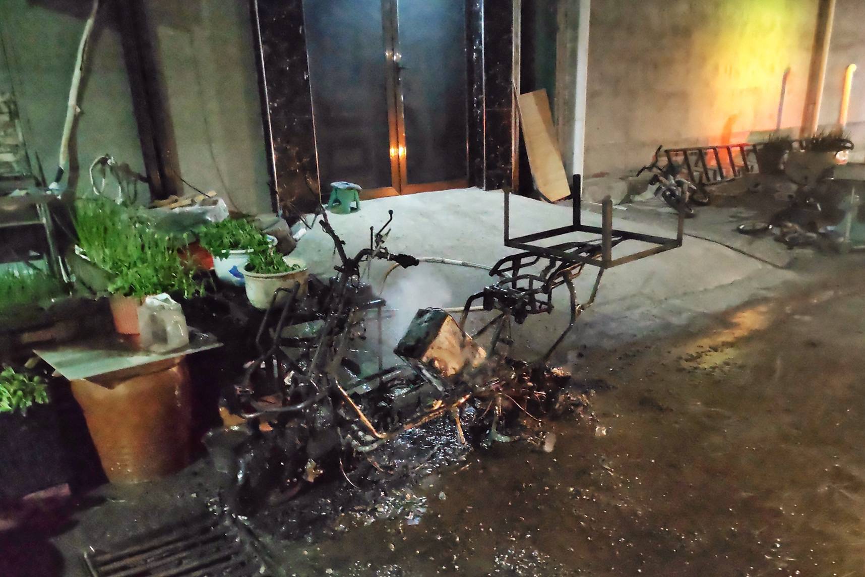 充电20分钟后电池发热失控，密云一电动自行车被烧毁