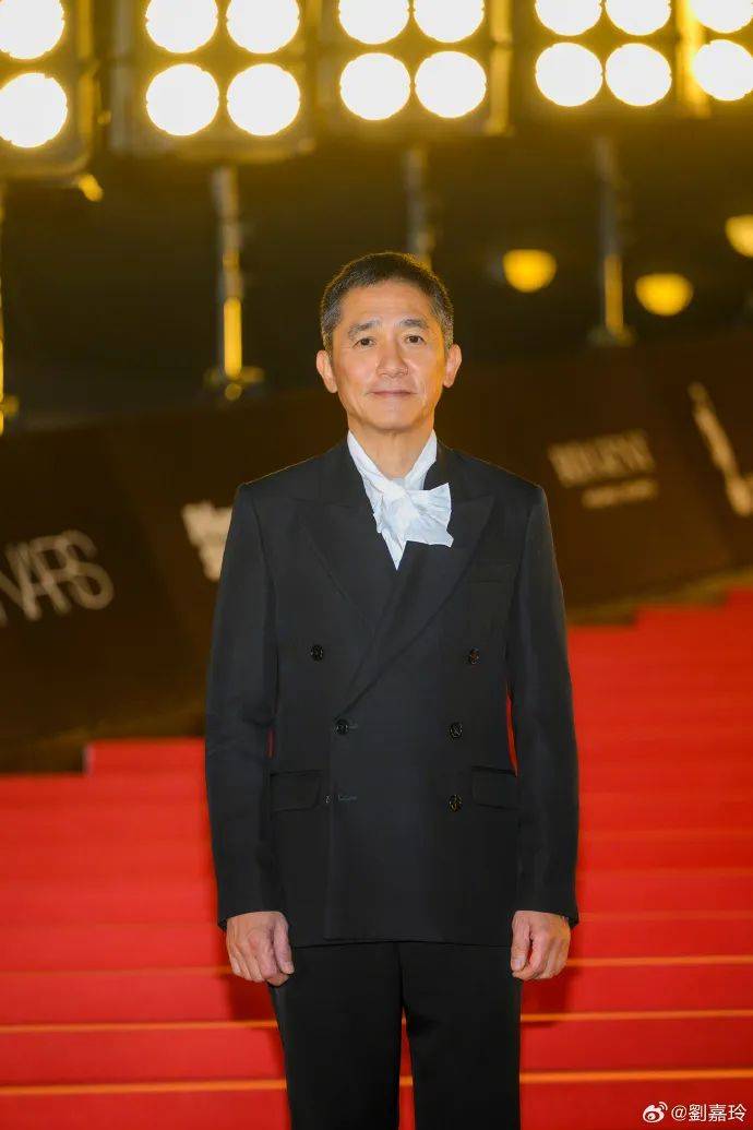 刘嘉玲连发10多张梁朝伟照片:他都不知道自己帅!头发白了也不肯染