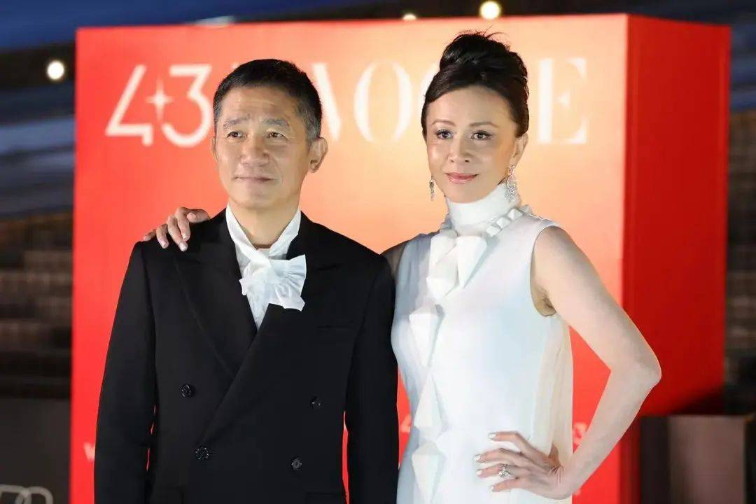 刘嘉玲连发10多张梁朝伟照片:他都不知道自己帅!头发白了也不肯染