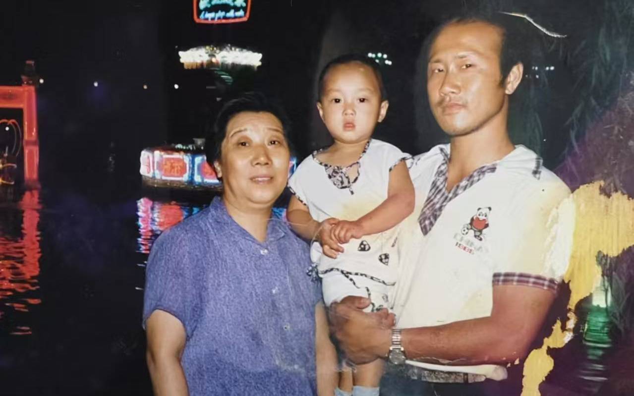 “北新桥大爷”，向地铁乘客“发射”快乐