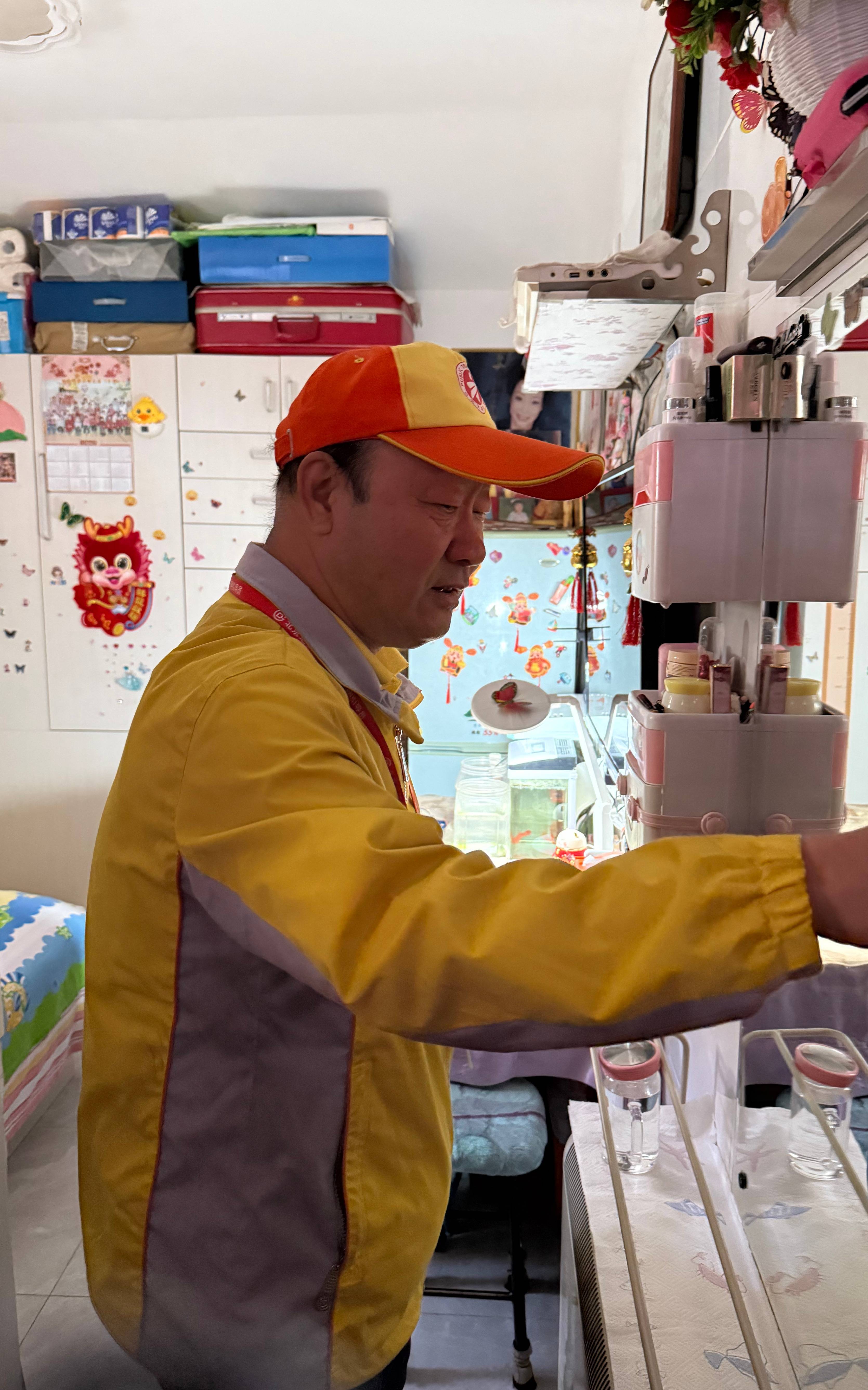 “北新桥大爷”，向地铁乘客“发射”快乐