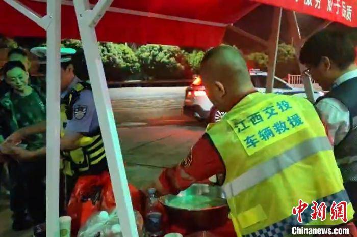 50名乘客滞留高速 江西高速管理部门暖心护航