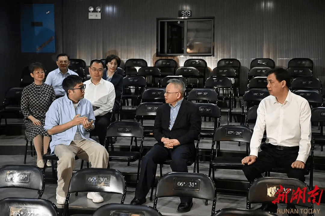 省委书记走进脱口秀剧场