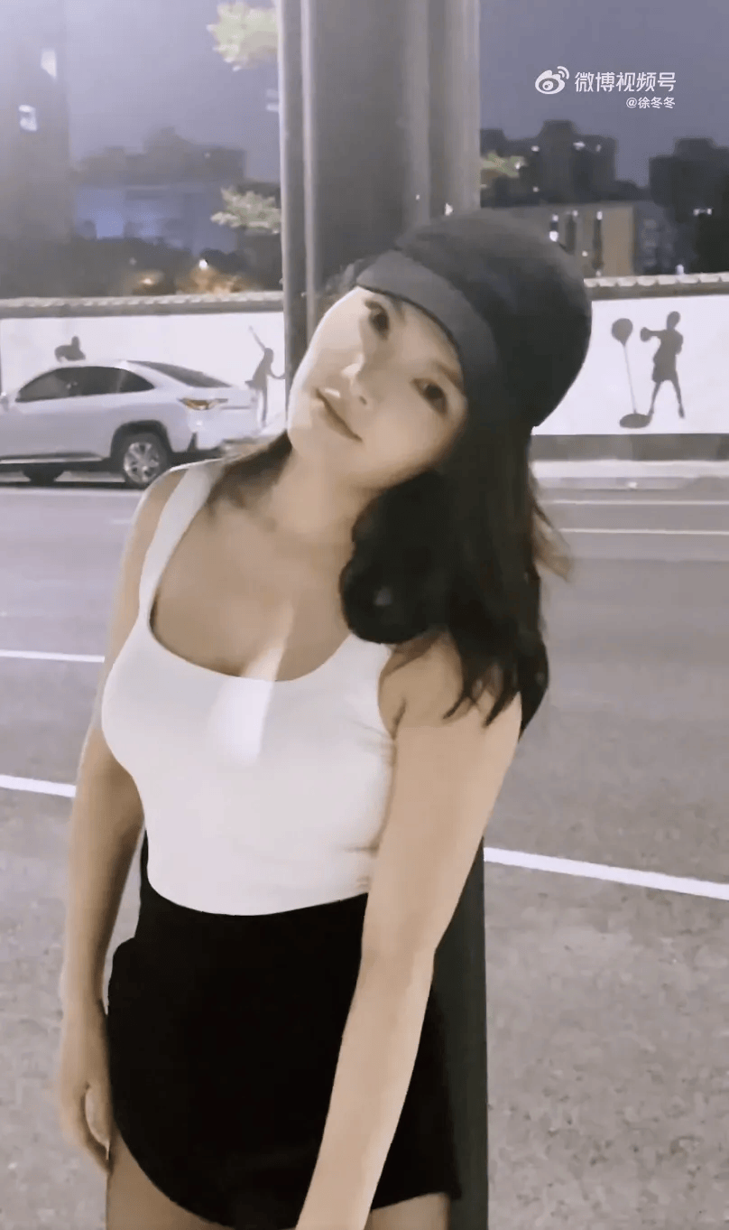 “椰树女神”徐冬冬大方晒照，并配文：我的蝴蝶袖，很丰腴！