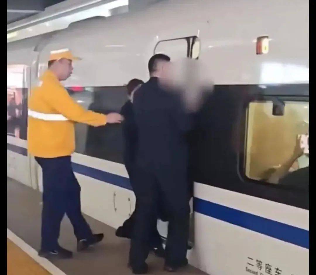 上海虹桥站有旅客扒车门?铁路上海站回应:系身体不适