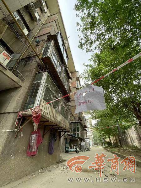 大风中西安一40年老楼两户阳台坠落,居民担心危房盼安全鉴定
