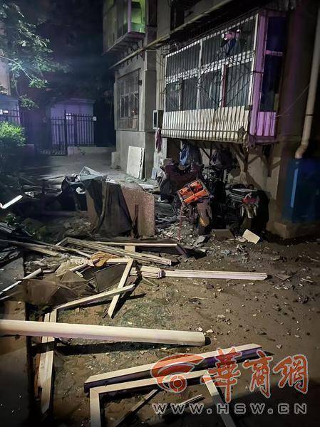 大风中西安一40年老楼两户阳台坠落,居民担心危房盼安全鉴定