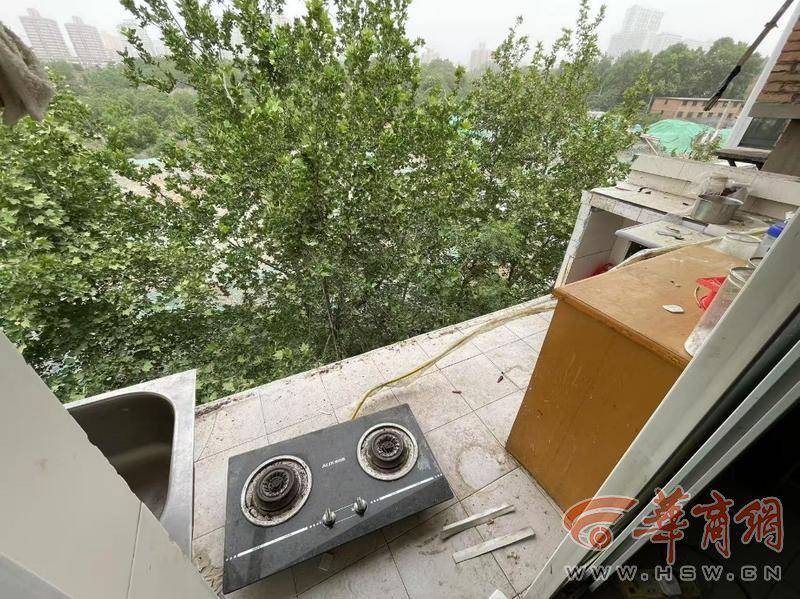 大风中西安一40年老楼两户阳台坠落,居民担心危房盼安全鉴定