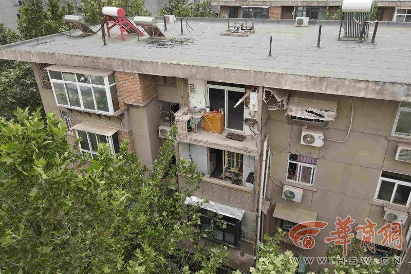 大风中西安一40年老楼两户阳台坠落,居民担心危房盼安全鉴定