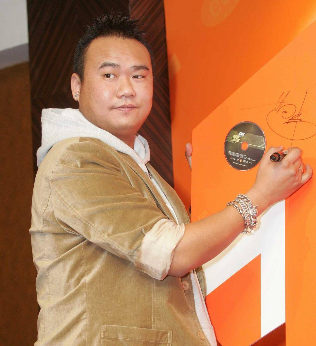 歌手苟伟去世,本挂号要去医院检查,之前因呼吸问题准备手术