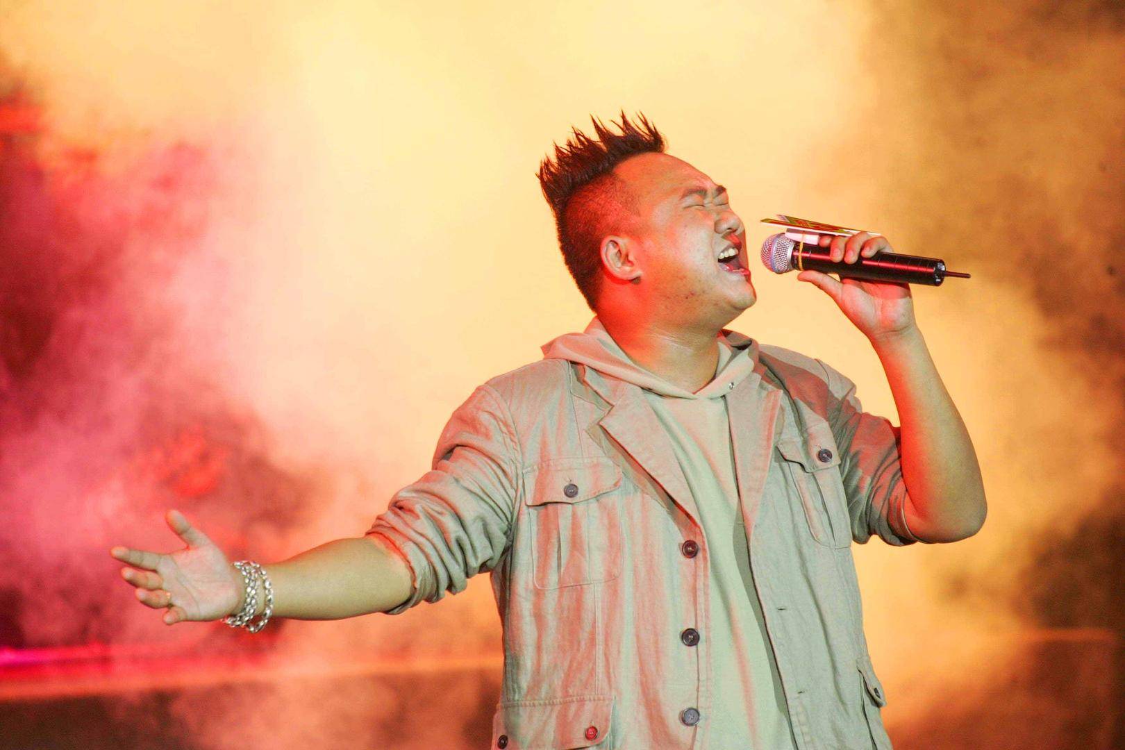 歌手苟伟去世,本挂号要去医院检查,之前因呼吸问题准备手术